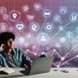 Junge diverse Person sitzt mit Laptop am Schreibtisch, Social-Media-Icons und Automatisierungssymbole am Bildschirm, Geldsymbole und KPI-Charts im Hintergrund.