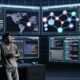 Futuristisches Homeoffice im Dark-Mode-Stil mit Social-Media-Plattformen, Statistik-Dashboards, dargestellten Automatisierungen und entspannter Person im Pyjama mit Kaffee.