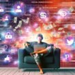 Junge Person barfuß mit Laptop auf Sofa, umgeben von Social-Media-Icons, digitalen Geldsymbolen und technischen Automatisierungsgrafiken vor einem Hintergrund aus technischen Interfaces und Code.