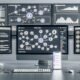 Minimalistischer Arbeitsplatz mit drei Monitoren und Dashboard für Social-Media-Automatisierung, KI-Texte, Multichannel-Flow, Analytics und Smartphone mit Chatbot-Interface