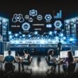 Düsterer Maschinenraum mit großen Dashboards, Marketer an Laptops, Whiteboards mit Flussdiagrammen, leuchtenden Monitoren und Symbolen für Social Ads, SEA, Analytics und KI.