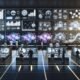 Digitale Marketing-Profis arbeiten konzentriert an futuristischen Interfaces und Dashboards in einem Hightech-Kontrollraum voller Datenvisualisierungen und Analyse-Tools.