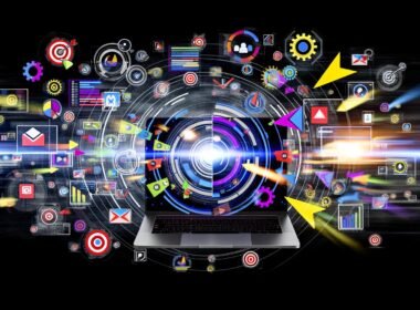 Collage mit Laptop, aus dem Diagramme, Werbebanner und Conversion-Pfeile herausströmen, umgeben von Social-Media-Icons und Automatisierungs-Symbolen auf dunklem Hintergrund