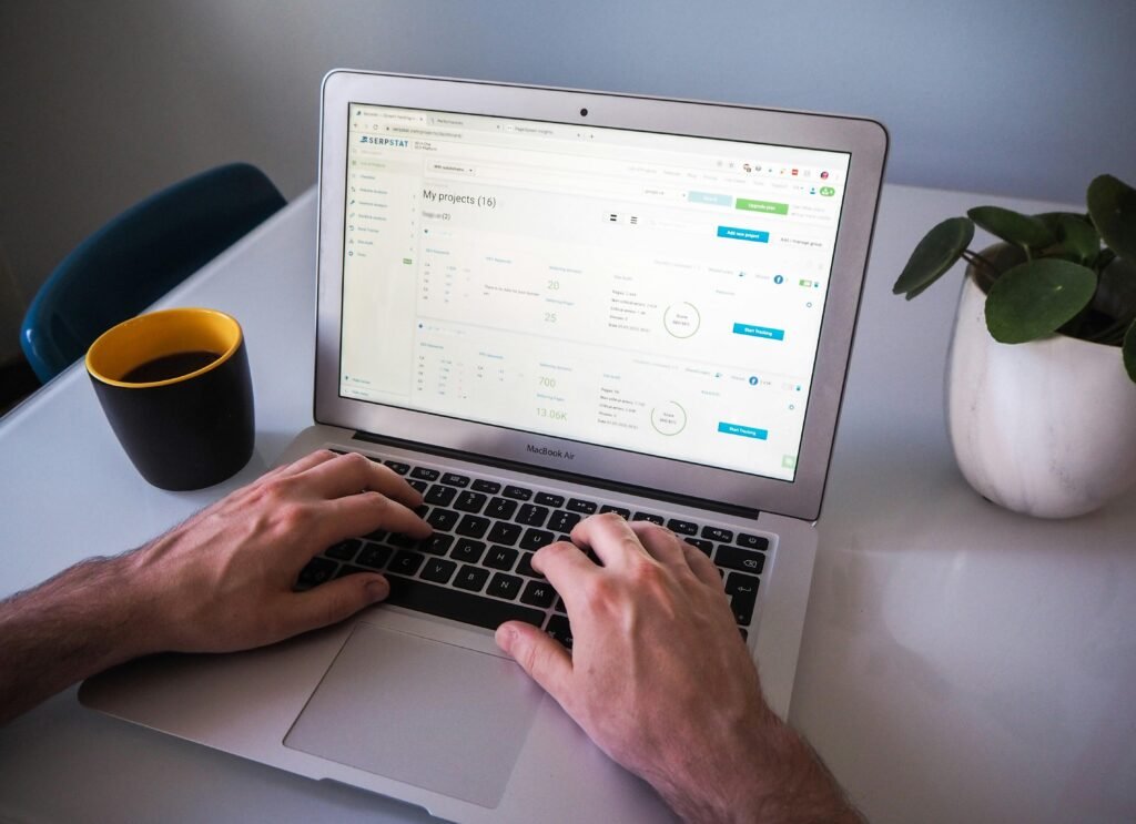 Buffer Dashboard mit Social-Media-Planung und Analyse-Tools auf einem Desktop-Bildschirm