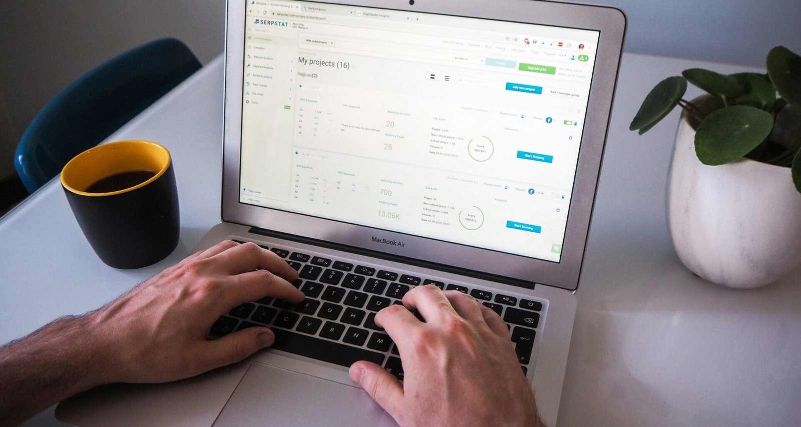Buffer Dashboard mit Social-Media-Planung und Analyse-Tools auf einem Desktop-Bildschirm