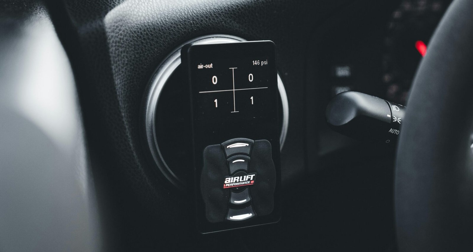 Ein im Fahrzeug montiertes Performance-Messgerät zur Echtzeitüberwachung von Fahrdaten, fotografiert von Erik Mclean.