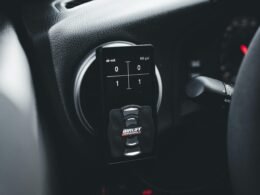 Ein im Fahrzeug montiertes Performance-Messgerät zur Echtzeitüberwachung von Fahrdaten, fotografiert von Erik Mclean.