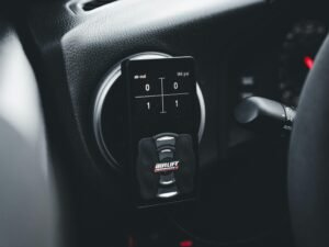 Ein im Fahrzeug montiertes Performance-Messgerät zur Echtzeitüberwachung von Fahrdaten, fotografiert von Erik Mclean.