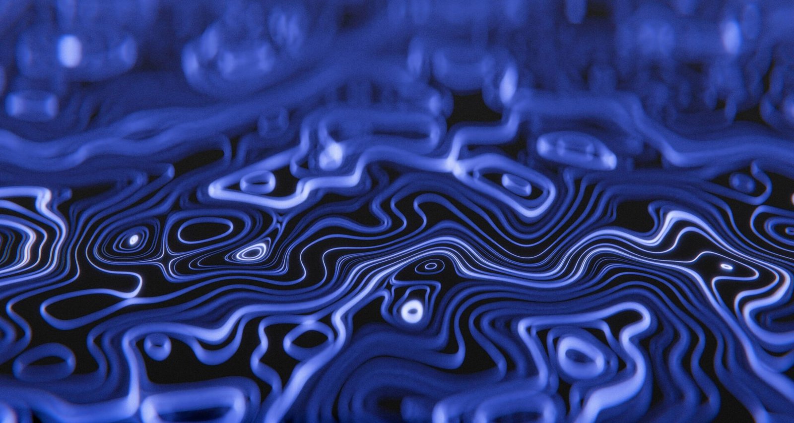 Abstrakte blaue, geschwungene Linien auf dunklem Hintergrund, moderne Darstellung für Technologie und Webdesign