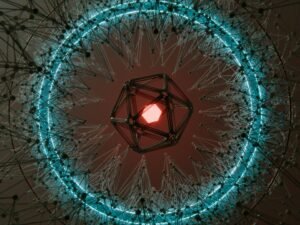 Abstrakte geometrische Form mit einem leuchtend roten Zentrum, umgeben von einem blauen Ring auf dunklem Hintergrund