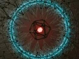 Abstrakte geometrische Form mit leuchtend rotem Zentrum und blauem Ring als visuelles Designelement