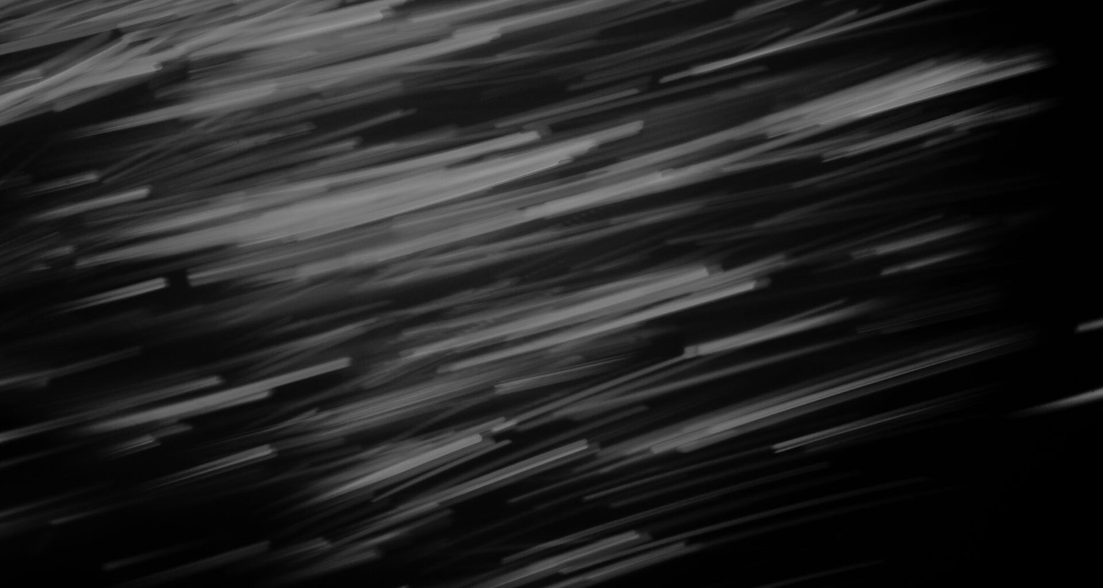 Abstrakte horizontale Lichtstreifen auf schwarzem Hintergrund, ideal für Beiträge über digitale Innovation und Webtechnologien