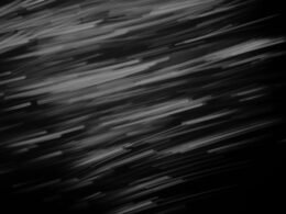 Abstrakte horizontale Lichtstreifen auf schwarzem Hintergrund, ideal für Beiträge über digitale Innovation und Webtechnologien