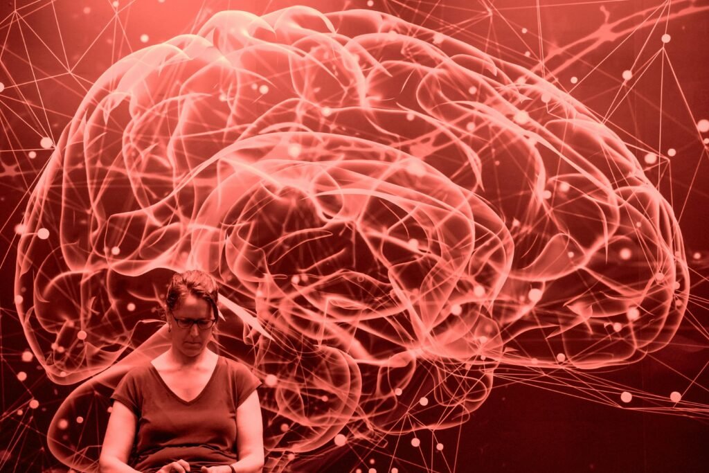Abstraktes rotes Netzwerk in Form eines Gehirns mit einer Person im Vordergrund, Technologie visualisierend