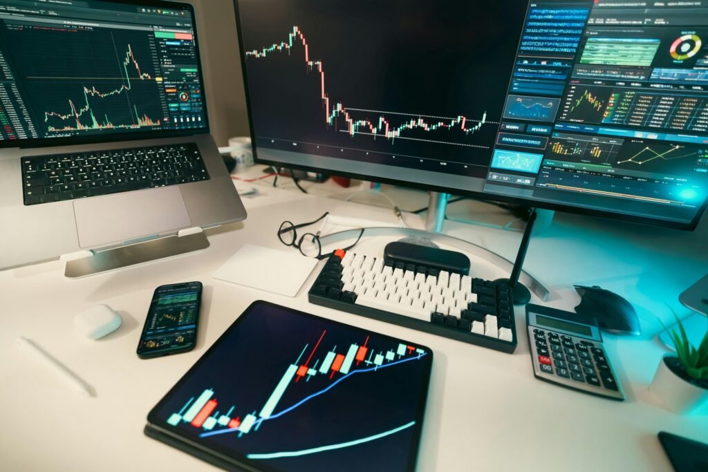 Mehrere Bildschirme mit verschiedenen Börsencharts und Finanzdiagrammen für Marktanalysen