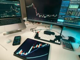 Mehrere Computerbildschirme mit verschiedenen Aktienkurs-Diagrammen und Börsencharts für die Marktanalyse