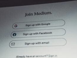 Screenshot zeigt die Auswahlmöglichkeiten zur Anmeldung bei Medium: Google, Facebook oder E-Mail