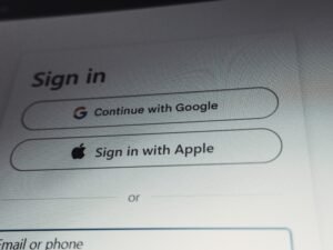 Anmeldeseite mit Auswahl zwischen Google- und Apple-Konto zur Registrierung auf einer digitalen Plattform