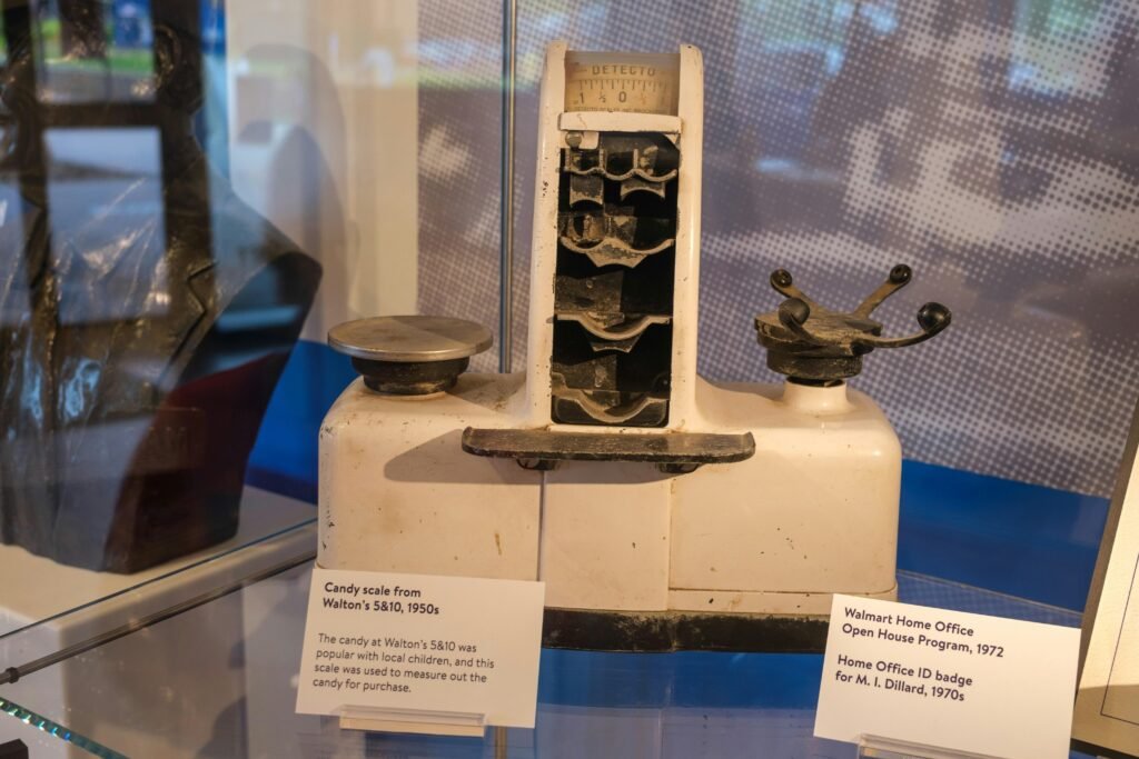 Antike Briefwaage mit unterschiedlichen Gewichten und beschrifteten Etiketten als Symbol für präzise Postmessung