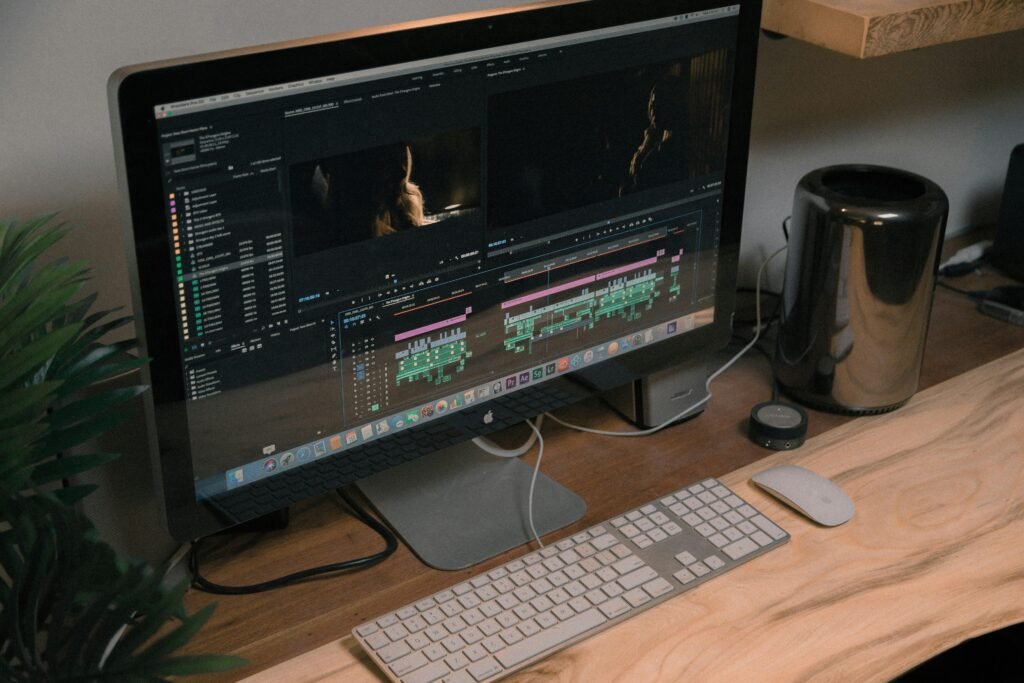 Apple iMac mit Magic Mouse und Keyboard auf einem hellen Tisch in einem modernen Büro eingerichtet
