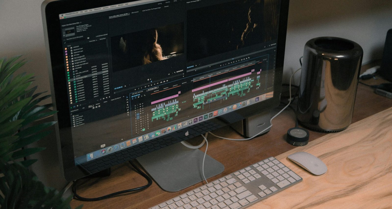 Apple iMac mit Magic Mouse und Keyboard auf einem hellen Tisch in einem modernen Büro eingerichtet