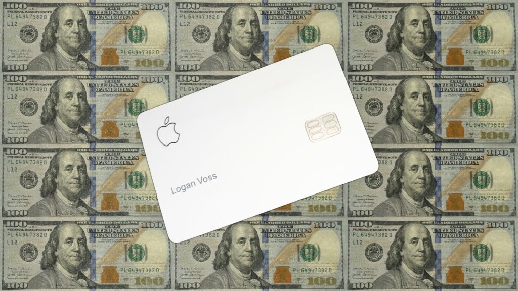 Eine Apple Card liegt auf mehreren Hundert-Dollar-Scheinen und symbolisiert digitale Bezahllösungen im Finanzsektor.