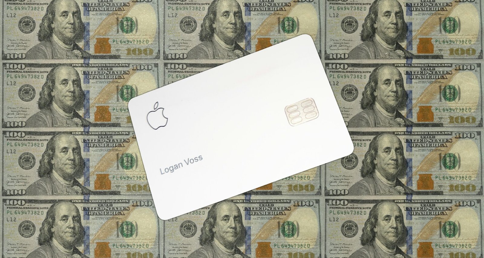 Eine Apple Card liegt auf mehreren Hundert-Dollar-Scheinen und symbolisiert digitale Bezahllösungen im Finanzsektor.