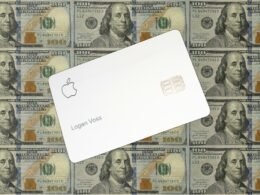 Eine Apple Card liegt auf mehreren Hundert-Dollar-Scheinen und symbolisiert digitale Bezahllösungen im Finanzsektor.