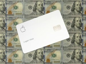 Eine Apple Card liegt auf mehreren Hundert-Dollar-Scheinen und symbolisiert digitale Bezahllösungen im Finanzsektor.