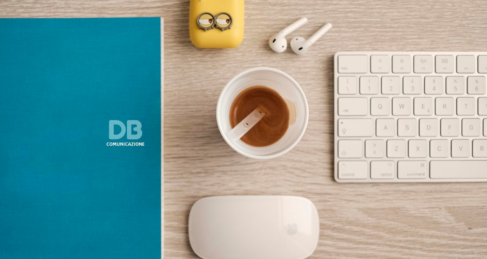 Zwei Apple Magic Mouse liegen nebeneinander auf einem glatten, weißen Untergrund und zeigen ihr minimalistisches Apple-Design.