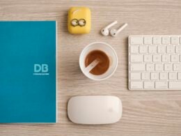 Zwei Apple Magic Mouse liegen nebeneinander auf einem glatten, weißen Untergrund und zeigen ihr minimalistisches Apple-Design.