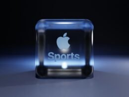 Apple Sportlogo auf einem hell leuchtenden Würfel, fotografiert vor dunklem Hintergrund