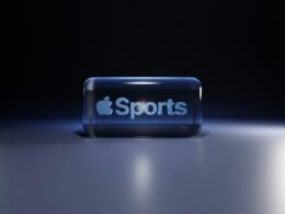 Apple Sports Logo deutlich sichtbar auf einer glänzenden, reflektierenden Oberfläche vor dunklem Hintergrund