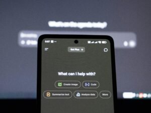 Smartphone-Display mit mehreren auswählbaren KI-Assistenten-Optionen, fotografiert aus der Nähe