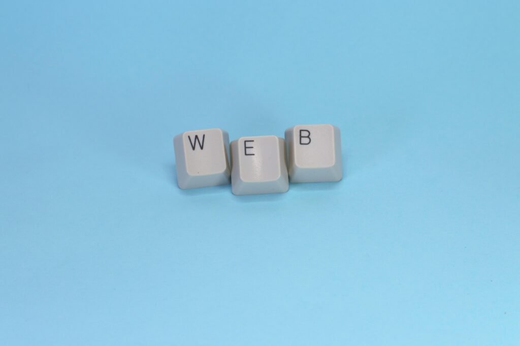 Mehrere Tastaturtasten, die angeordnet das Wort „web“ ergeben, als Symbol für Web-Technologie und Digitalisierung.