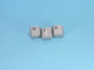 Tastaturtasten, die das Wort Web darstellen – visuelle Darstellung für Internet und Digitalisierung in Online-Marketing-Artikeln