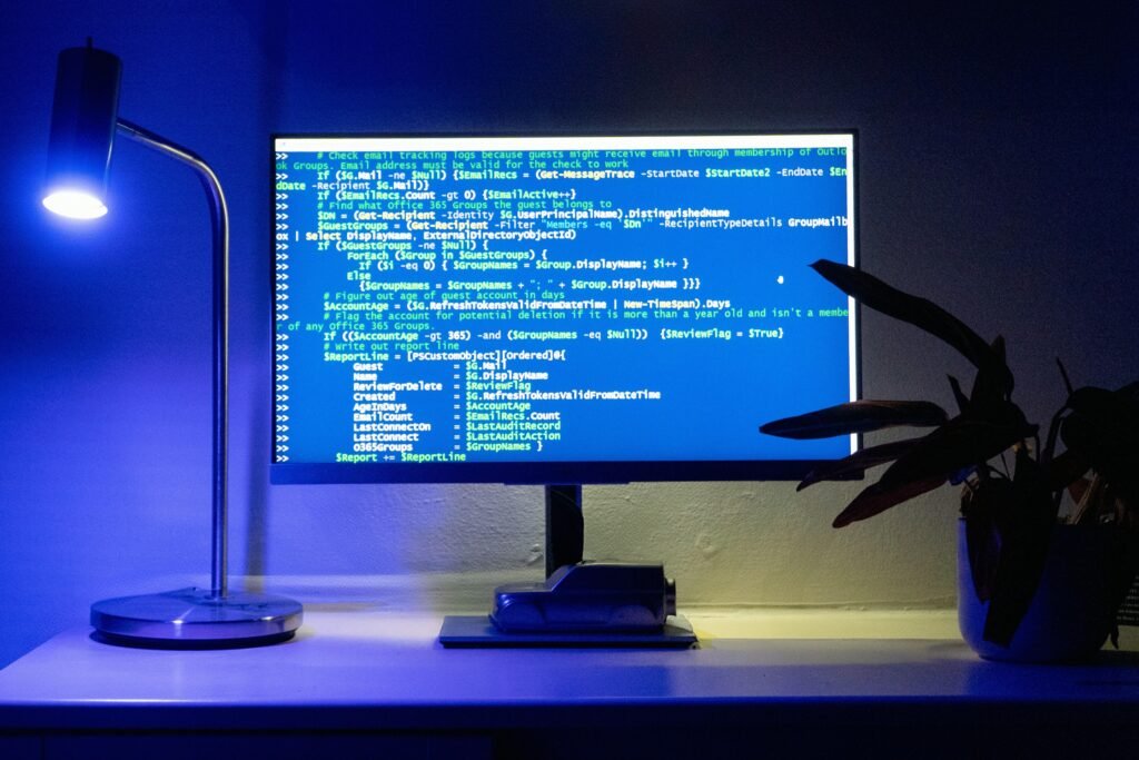 Ein Computerbildschirm zeigt zahlreiche Zeilen Code, die eine Programmierumgebung für Webentwicklung darstellen.