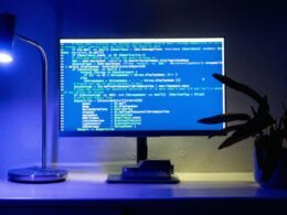 Ein Computerbildschirm zeigt zahlreiche Zeilen Code, die eine Programmierumgebung für Webentwicklung darstellen.