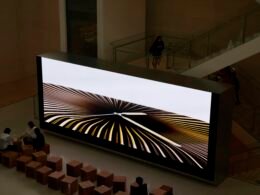 Großer Bildschirm mit abstrakter Grafik, die digitale Kunst und modernes Design darstellt