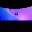 Große Leinwand mit der Aufschrift 'chatgpt atlas' in einem dunklen Raum während einer Technologiepräsentation