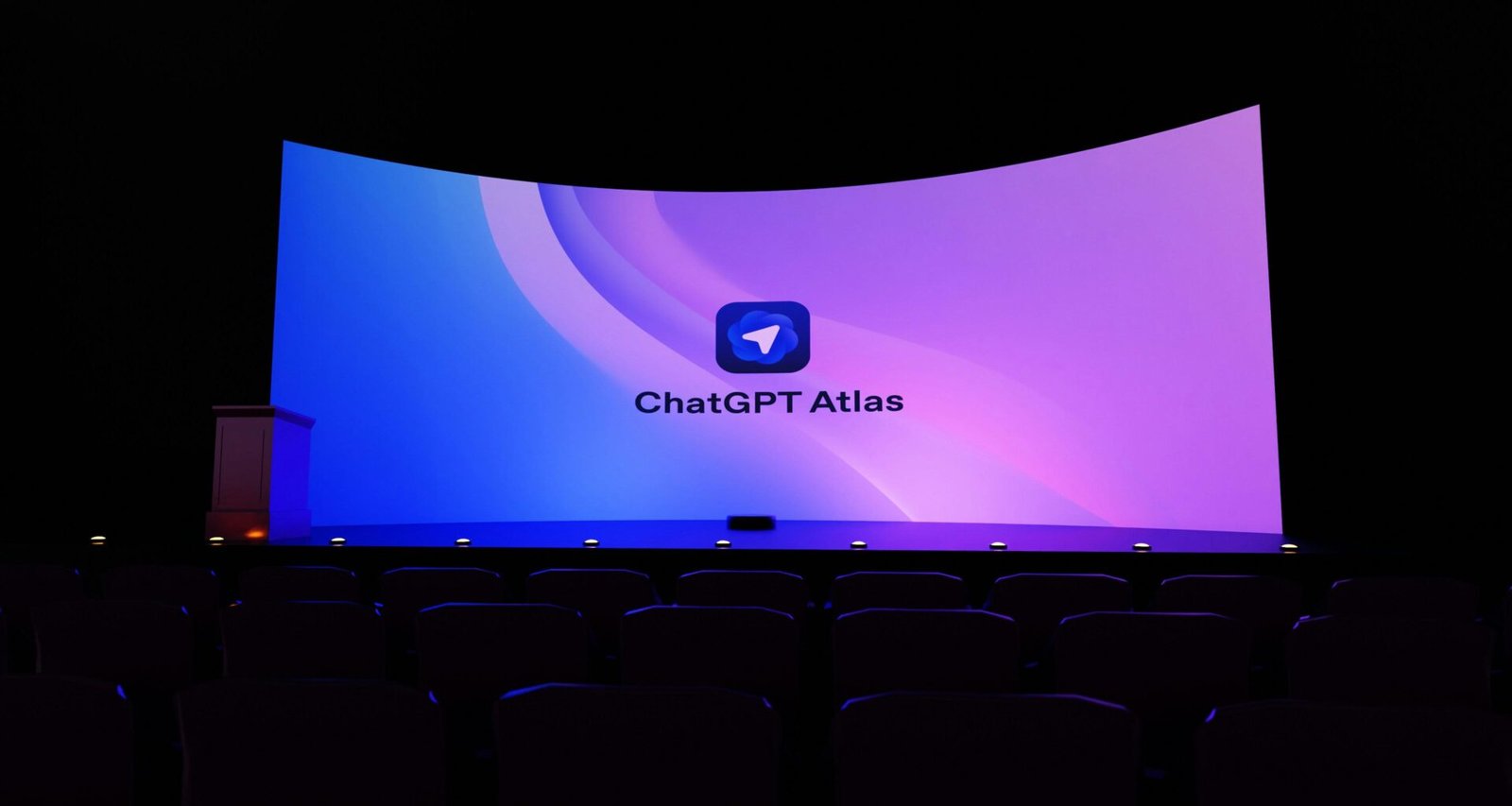 Große Leinwand mit der Aufschrift 'chatgpt atlas' in einem dunklen Raum während einer Technologiepräsentation