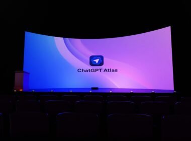 Große Leinwand mit der Aufschrift 'chatgpt atlas' in einem dunklen Raum während einer Technologiepräsentation