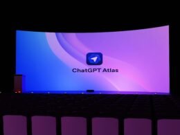 Ein großer Bildschirm zeigt das Logo von chatgpt atlas, passend zum Thema künstliche Intelligenz und digitale Technologien.