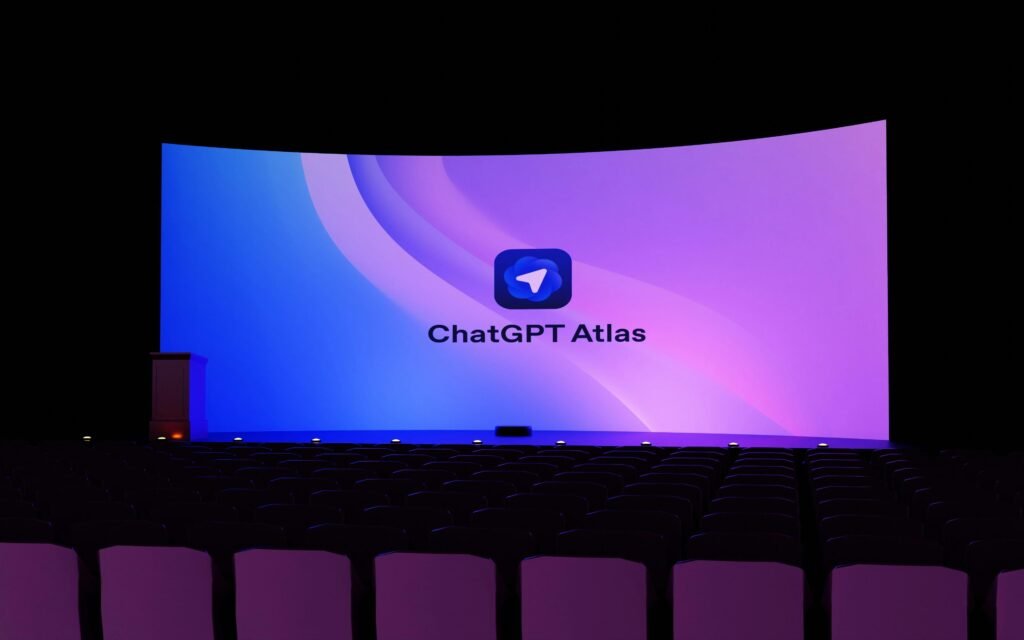 Ein großer Bildschirm zeigt das ChatGPT Atlas Logo deutlich im Zentrum auf schwarzem Hintergrund.