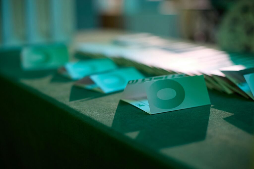 Mehrere Banknoten, die deutlich die Zahl Null abbilden, auf einer ebenen Fläche verteilt angeordnet