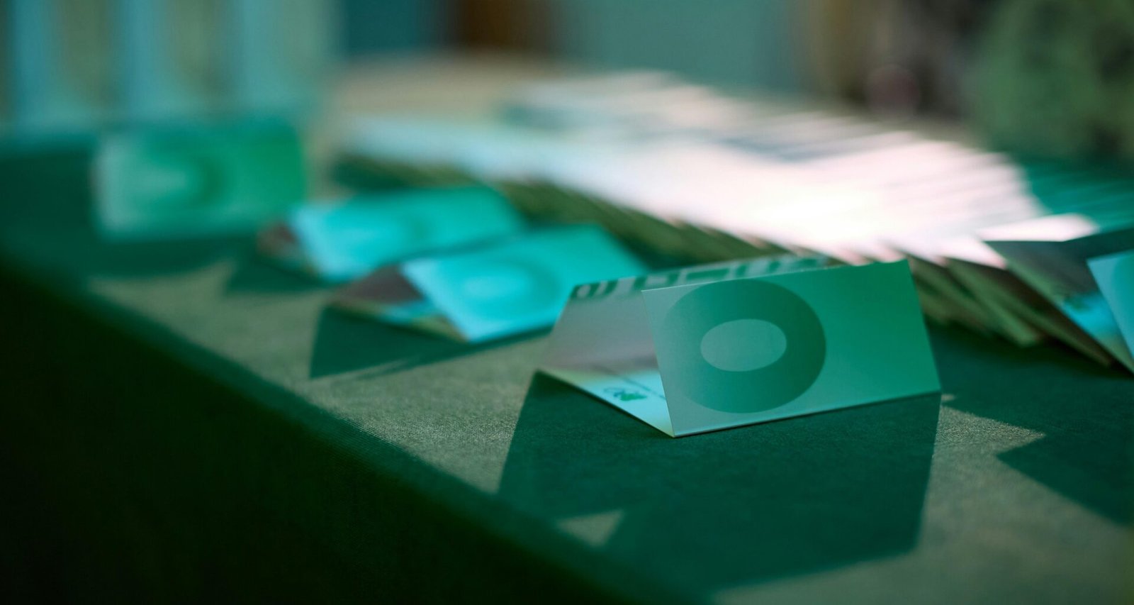 Mehrere Banknoten, die deutlich die Zahl Null abbilden, auf einer ebenen Fläche verteilt angeordnet