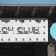 Beach Club Schild mit Wellenlogo vor blauem Himmel, modernes Design für Gastronomie, aufgenommen von Miguel A Amutio