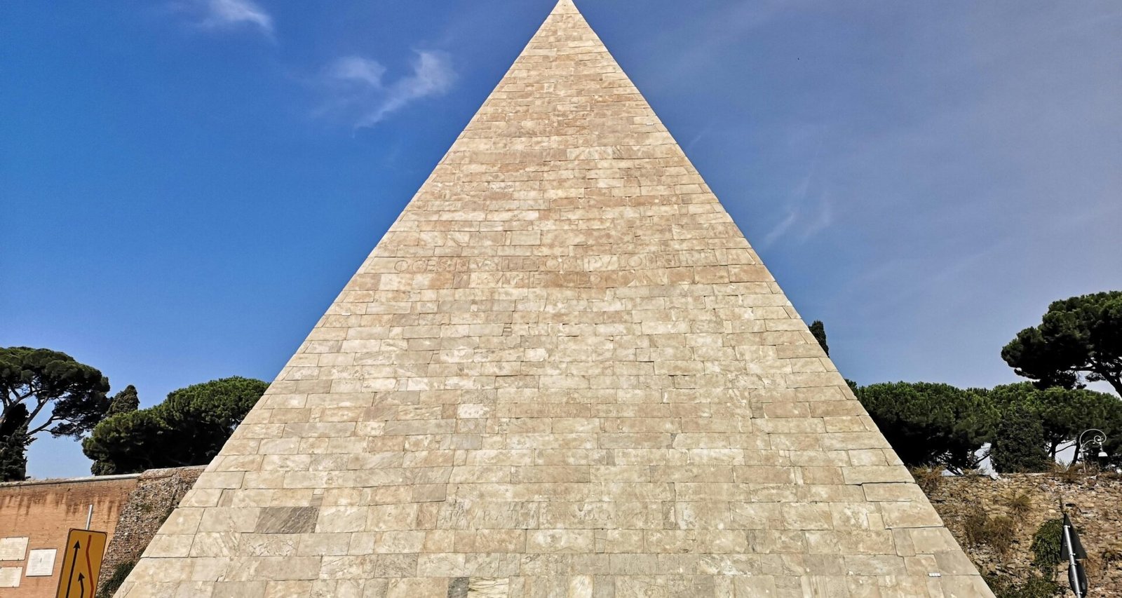 Beige Pyramide im Freien bei Tageslicht vor klarem Himmel, architektonisches Motiv für Design- und Architekturinhalte