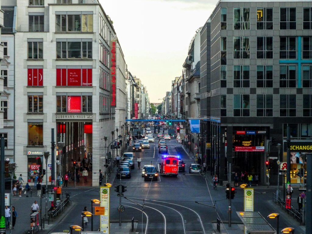 Vielbefahrene Großstadtstraße mit Autos und modernen Gebäuden, urbanes Verkehrsbild in einer Stadtumgebung