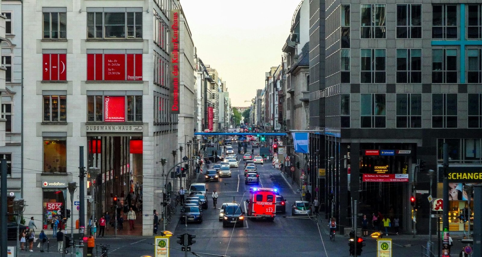 Vielbefahrene Großstadtstraße mit Autos und modernen Gebäuden, urbanes Verkehrsbild in einer Stadtumgebung